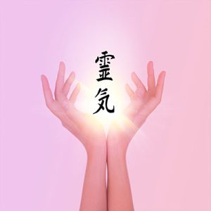 Deux mains ouvertes vers le haut entourent un symbole Reiki dans une lumière vive lors d’une formation Reiki à Lyon.